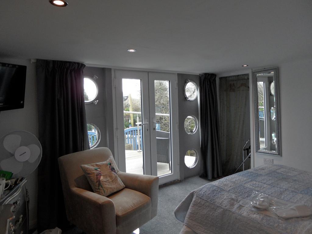 Houseboat Harbourside View Bed & Breakfast นิวพอร์ต ภายนอก รูปภาพ
