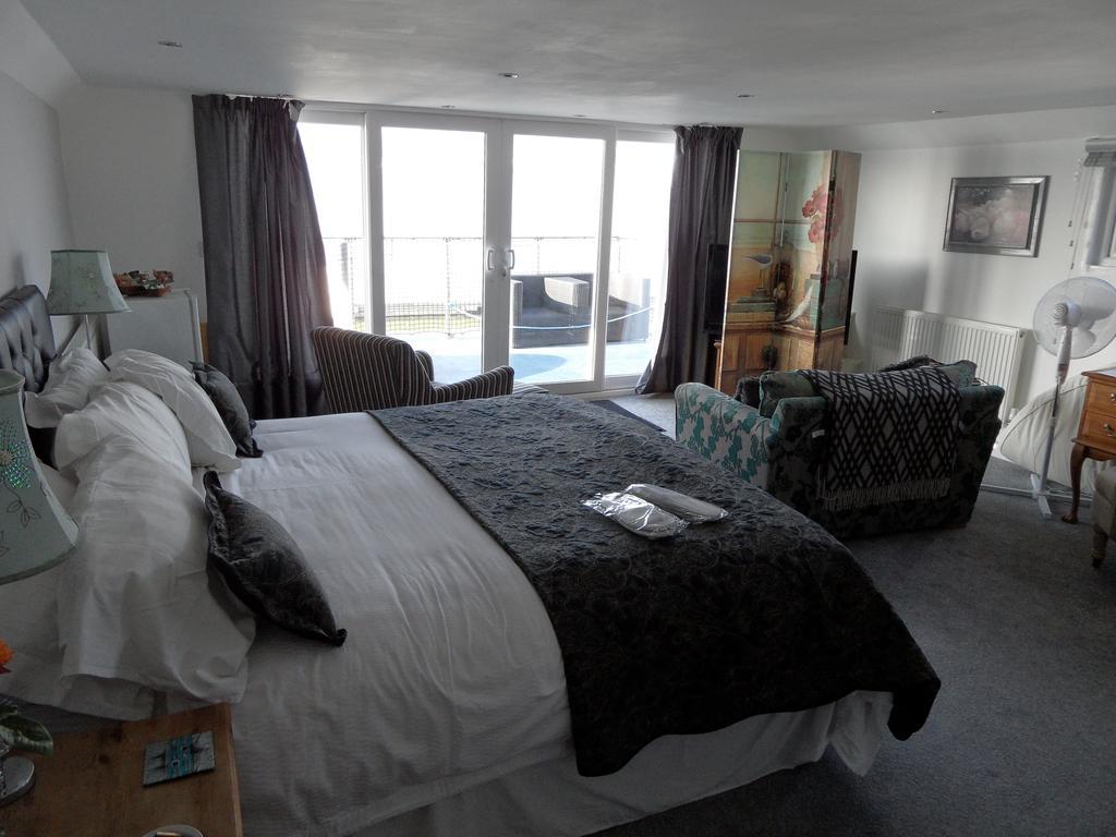 Houseboat Harbourside View Bed & Breakfast นิวพอร์ต ภายนอก รูปภาพ