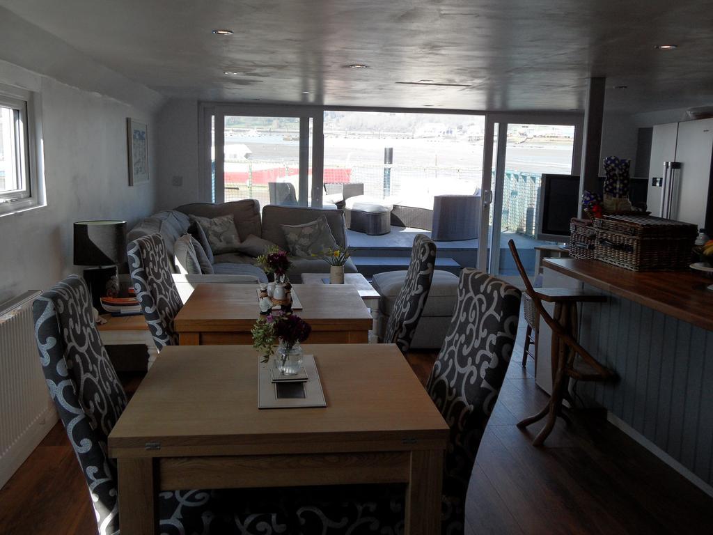 Houseboat Harbourside View Bed & Breakfast นิวพอร์ต ภายนอก รูปภาพ