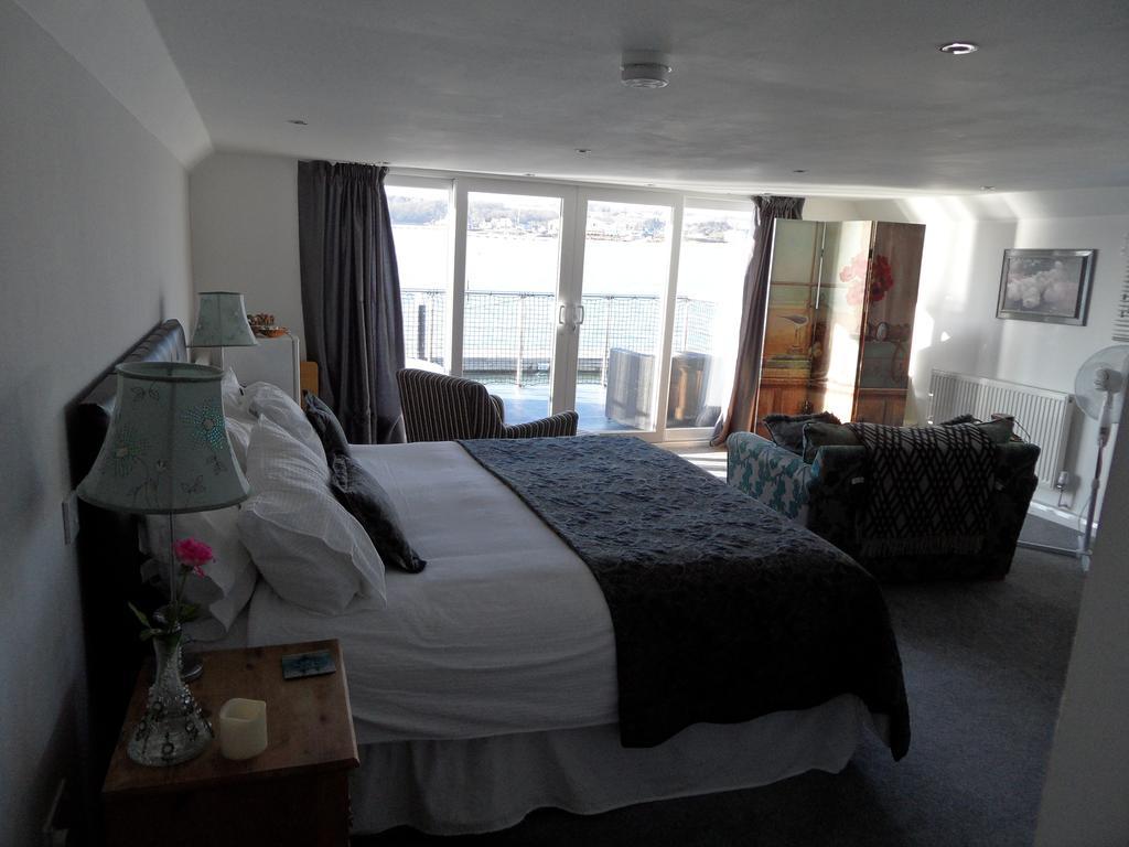 Houseboat Harbourside View Bed & Breakfast นิวพอร์ต ภายนอก รูปภาพ
