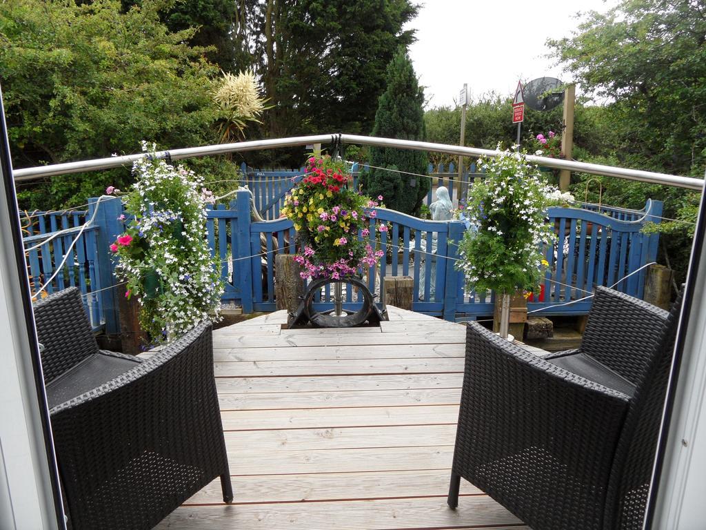 Houseboat Harbourside View Bed & Breakfast นิวพอร์ต ภายนอก รูปภาพ