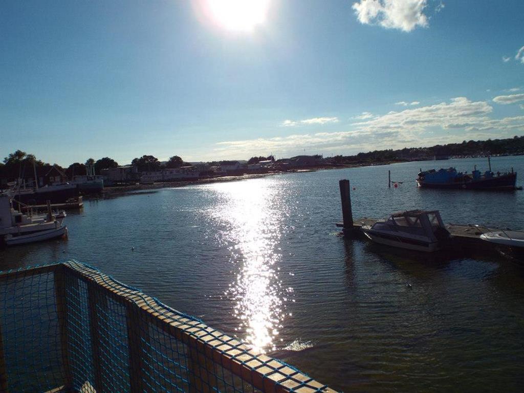 Houseboat Harbourside View Bed & Breakfast นิวพอร์ต ภายนอก รูปภาพ