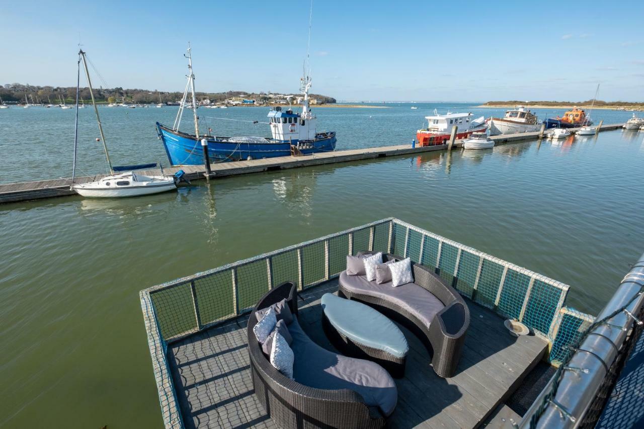 Houseboat Harbourside View Bed & Breakfast นิวพอร์ต ภายนอก รูปภาพ