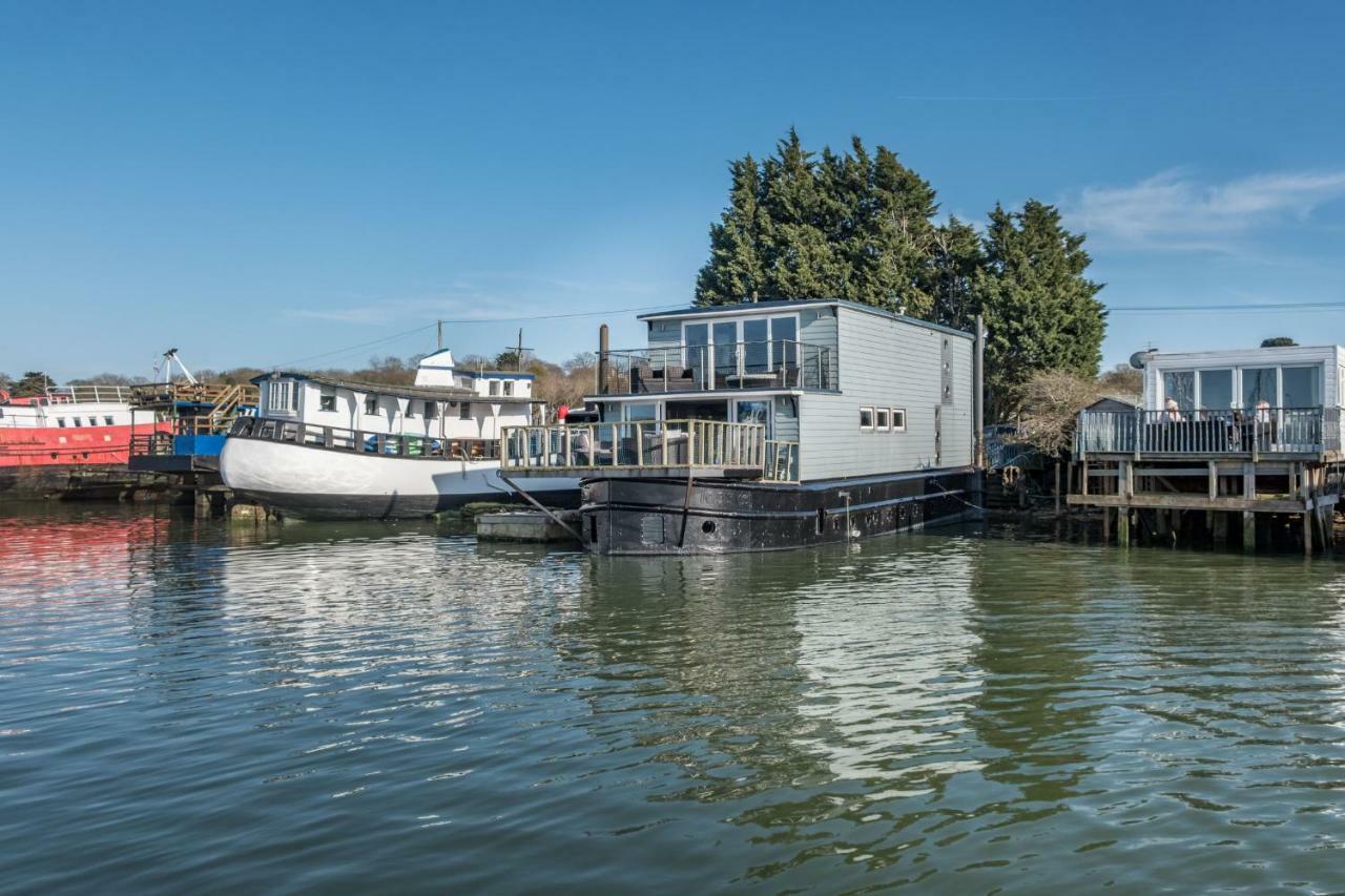 Houseboat Harbourside View Bed & Breakfast นิวพอร์ต ภายนอก รูปภาพ