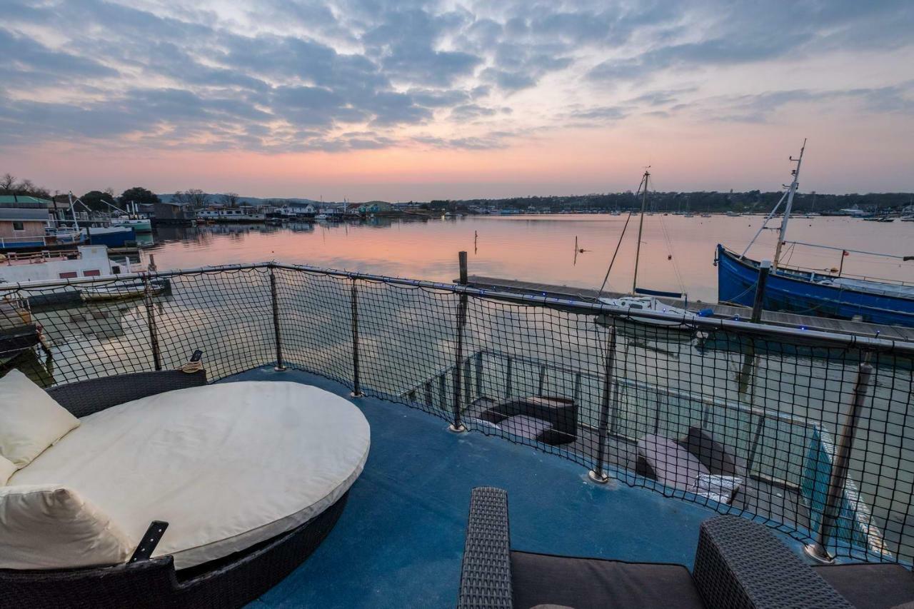 Houseboat Harbourside View Bed & Breakfast นิวพอร์ต ภายนอก รูปภาพ