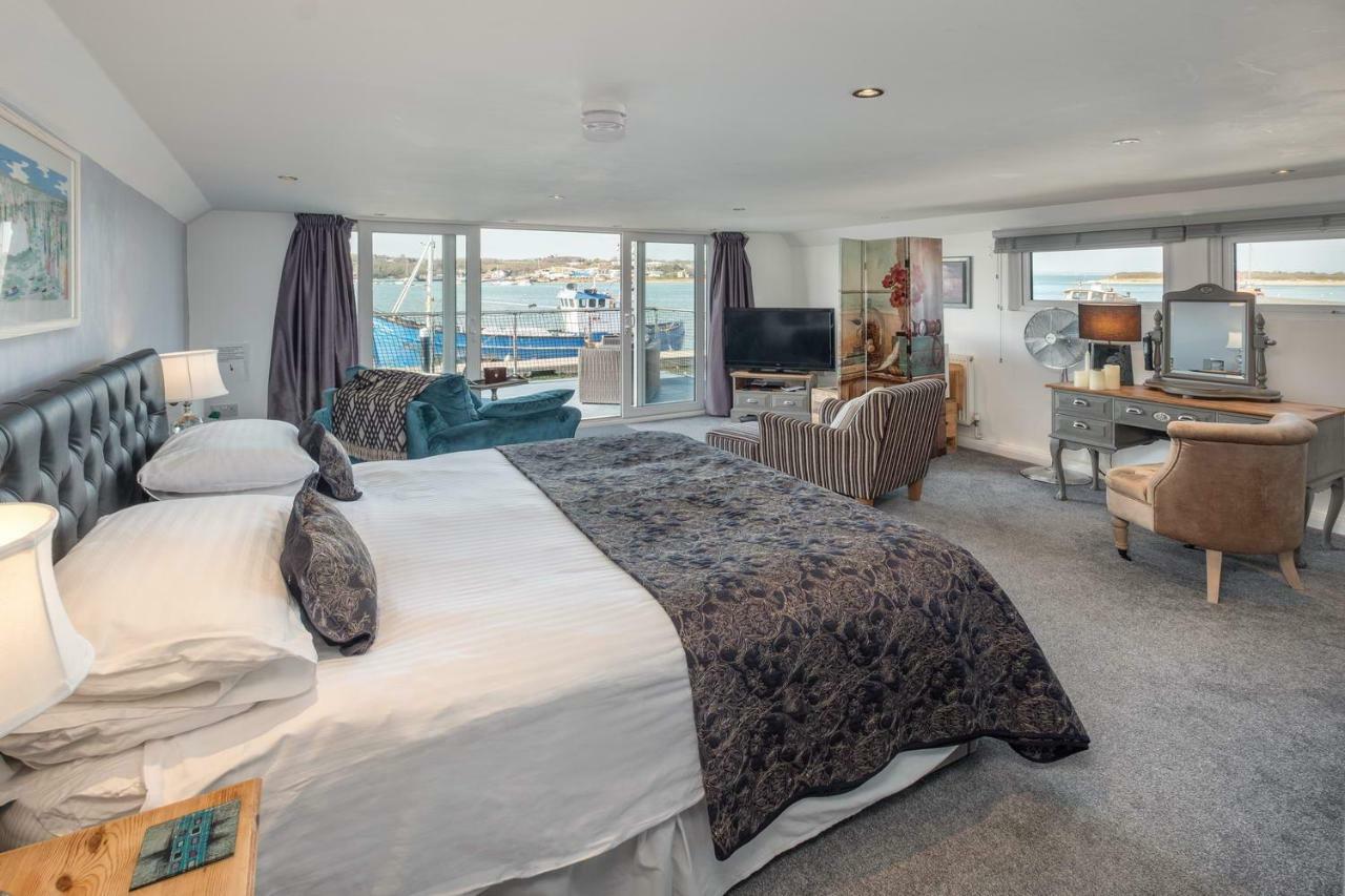Houseboat Harbourside View Bed & Breakfast นิวพอร์ต ภายนอก รูปภาพ