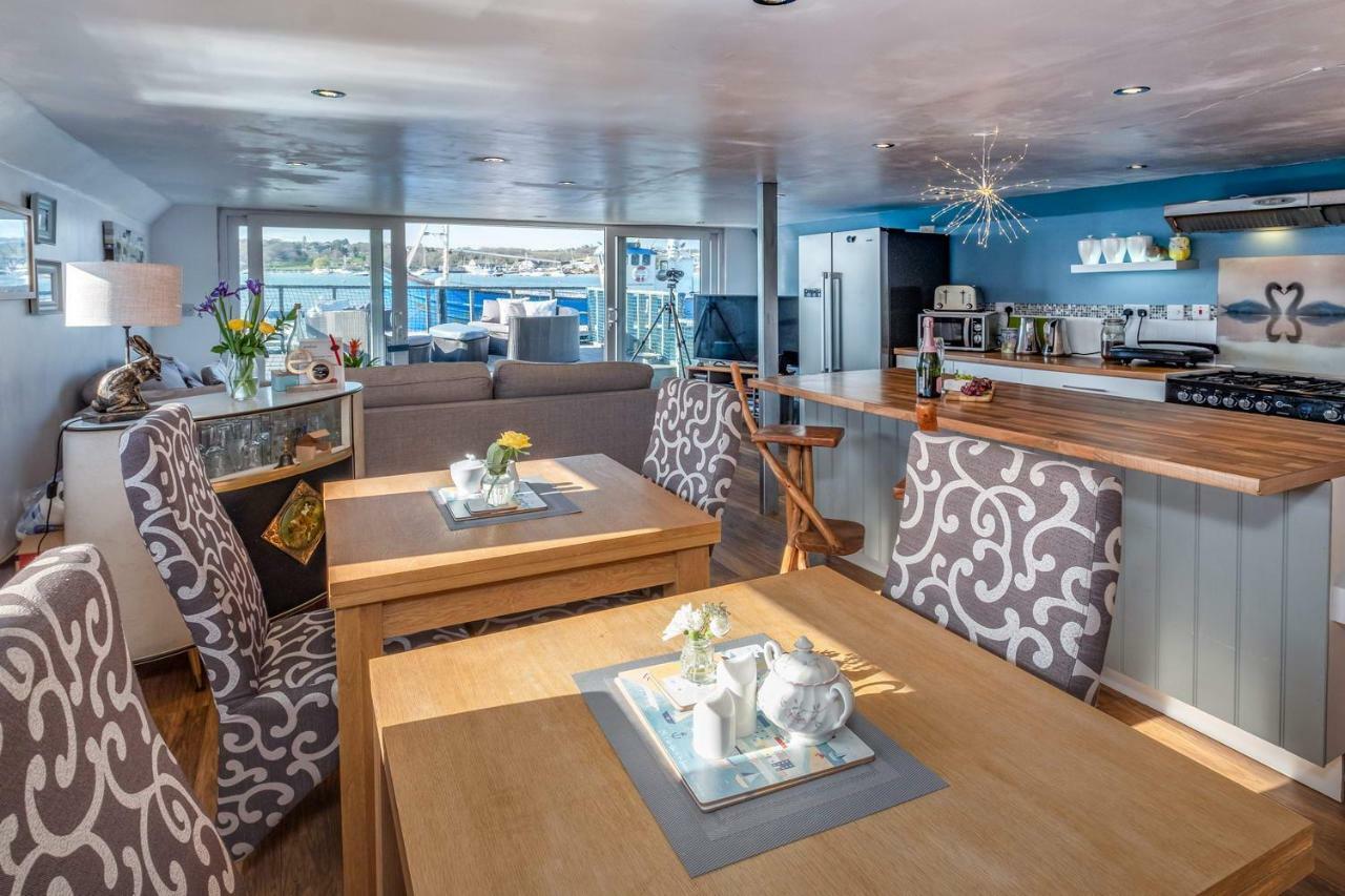 Houseboat Harbourside View Bed & Breakfast นิวพอร์ต ภายนอก รูปภาพ