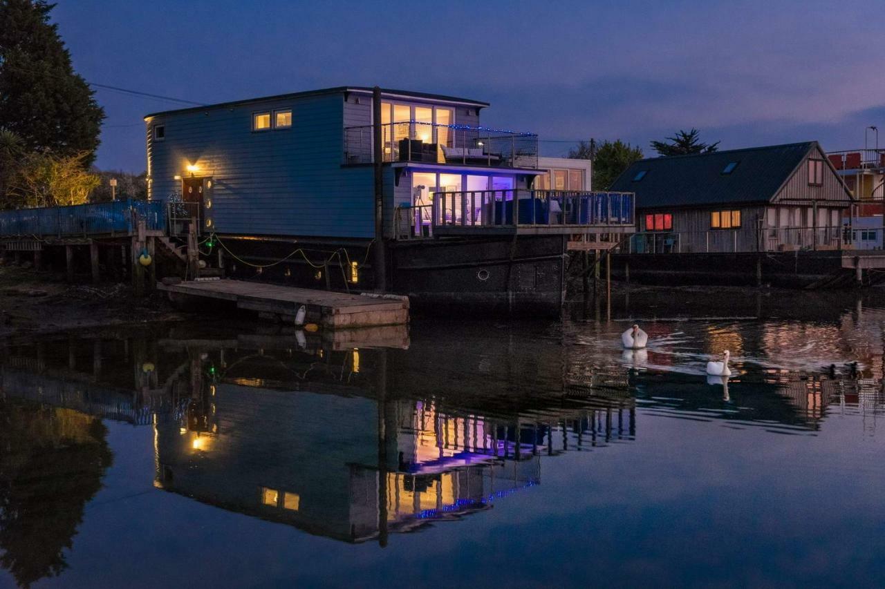 Houseboat Harbourside View Bed & Breakfast นิวพอร์ต ภายนอก รูปภาพ