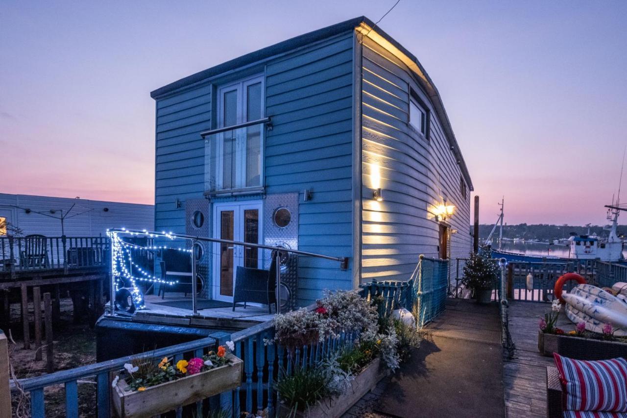 Houseboat Harbourside View Bed & Breakfast นิวพอร์ต ภายนอก รูปภาพ